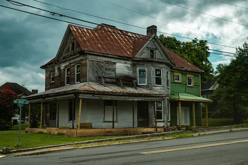 Dead Towns, New Dreams: The Travelers Finding Magic in America's Forgotten Places